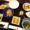 朝食にかつおのタタキが。