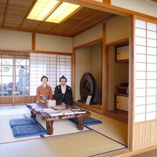 この部屋でくつろいだりもできます。