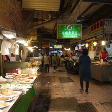 所狭しとお店が並びます。