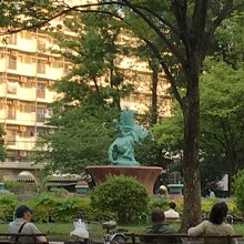 馬に乗った少年と沢山のベンチ