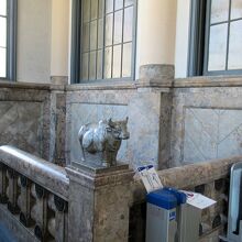 階段など各所の彫刻も素晴らしいです