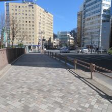 橋上から京王プレッソイン大手町方面を見ています