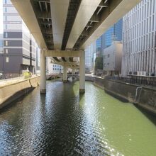 橋上から日本橋川を見ています
