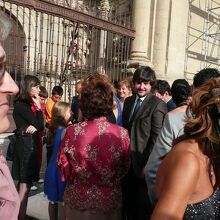 結婚式のために集まった人々