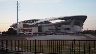 日本最大のサッカー専用スタジアム。雰囲気は最高だが交通アクセスが悪すぎる