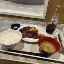 ステーキと赤ワイン