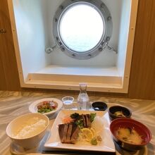 鰹のタタキと鶏の甘酢あんかけ、日本酒