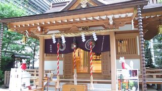 日本橋ど真ん中にある神社