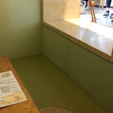 洞窟のような席の中！