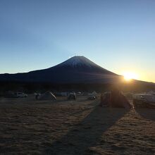 キャンプ場から見える富士山と日の出