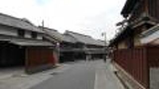 2階屋根の波型の軒裏が特徴