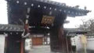 三十三間堂の近くにあるお寺です。