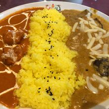 バターチキンカレー（左）と茄子とチーズのカレー（右）