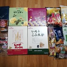 左のカップ麺がセイコーマートで購入したもの