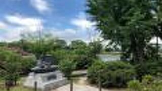 朝霧橋のたもとにあります