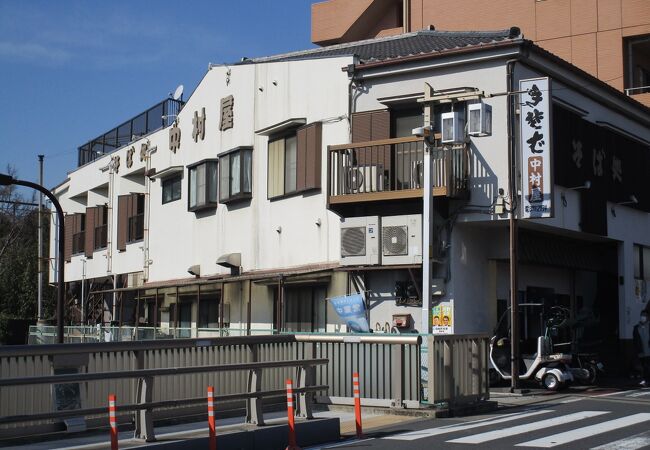 川瀬巴水の複製画が飾られている新馬込橋の袂にあるお蕎麦屋さん