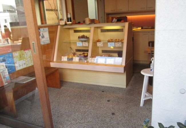 薩摩芋の専門店で、大学芋や薄切りの薩摩芋チップなどを売っています。