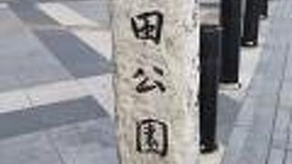 隅田川を挟んで両岸にあります