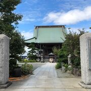 カラフルなお寺の表札