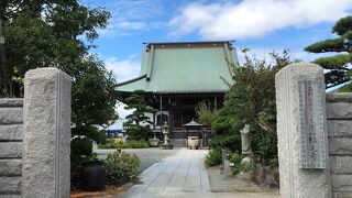 カラフルなお寺の表札