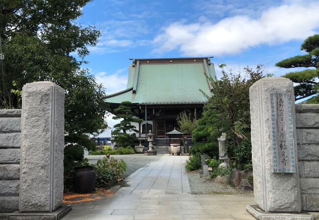 カラフルなお寺の表札