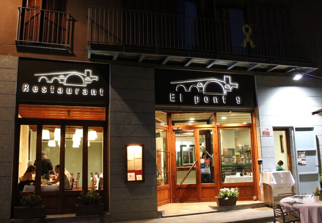 町のシンンボル「ノウ橋」の傍にある人気のレストラン