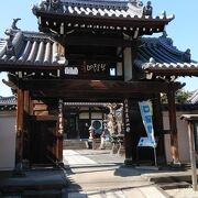 独特の山門が印象的な寺院