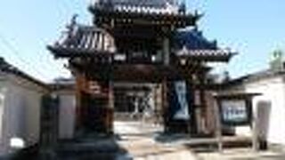 独特の山門が印象的な寺院