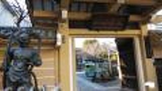 山門と両脇の仁王像が印象的な寺院