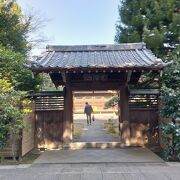 春日局の菩提寺で入口に春日局の銅像があります