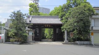 都会の落ち着いた寺院