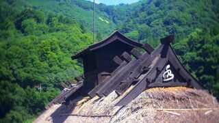 茅葺き屋根の民家が点在する集落 田麦俣