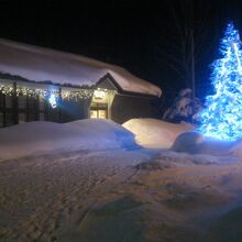 比布駅舎とイルミネーションの様子。比布の冬の夜の新風景です。