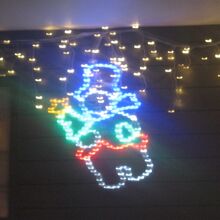 ピピカフェテラス席上部に輝くイルミネーションの様子