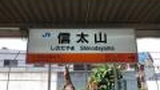 普通列車の退避は多いが、緩急の接続も多い。