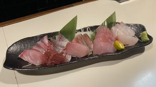 刺身5点盛り合わせに島茄子天ぷらをエビスハーフ＆ハーフと赤兎馬で！