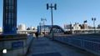 歴史的な趣が感じられる橋