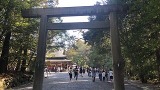 日本の神々の主神、天照大御神を祭神とし、ご神体は三種の神器の一つ八咫の鏡