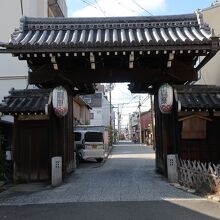 地域の商店街の中にある