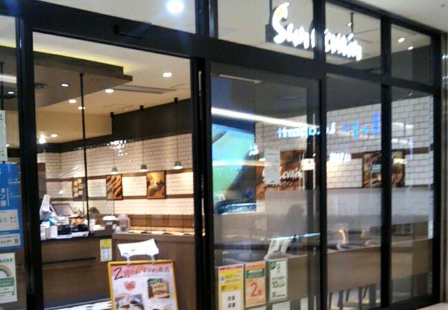 カウンター席も