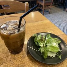 ランチのサラダとアイスコーヒー