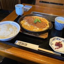 チキンカツ煮土鍋和風だし仕立て