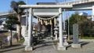 目久尻川畔にある神社