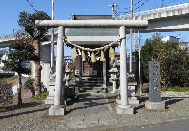 目久尻川畔にある神社