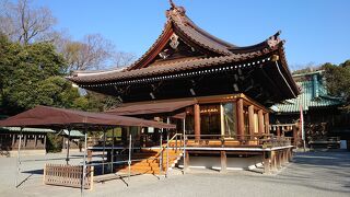 街中にある立派な神社