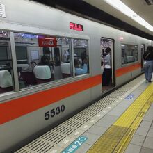 直通特急に使用の山陽電車の車両。