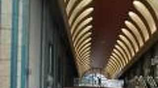 飲食店があるのでたまに利用している。