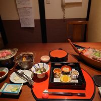 伊豆の幸づくしの夕食を、個室食で堪能。