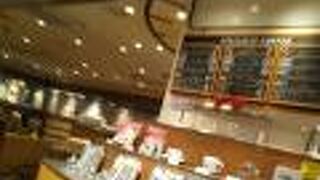 駅の改札の外の商業施設の中にあるカフェテリア