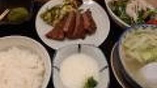 たんとろ定食は、野菜もたくさん摂れてバランスよし。